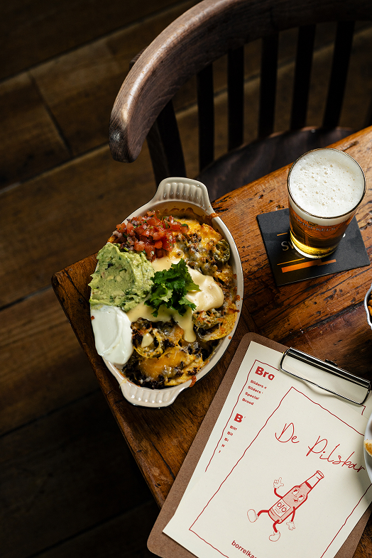Nacho's, menukaart en biertje