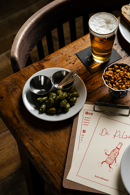 Olijven met biertje en menukaart