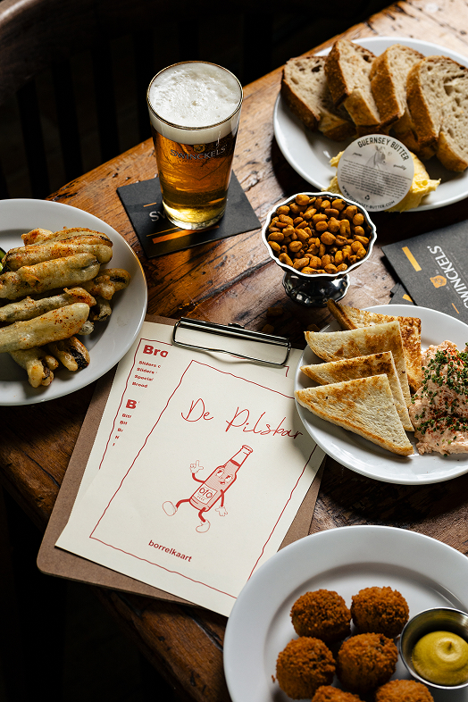 Snacks, menukaart en biertje