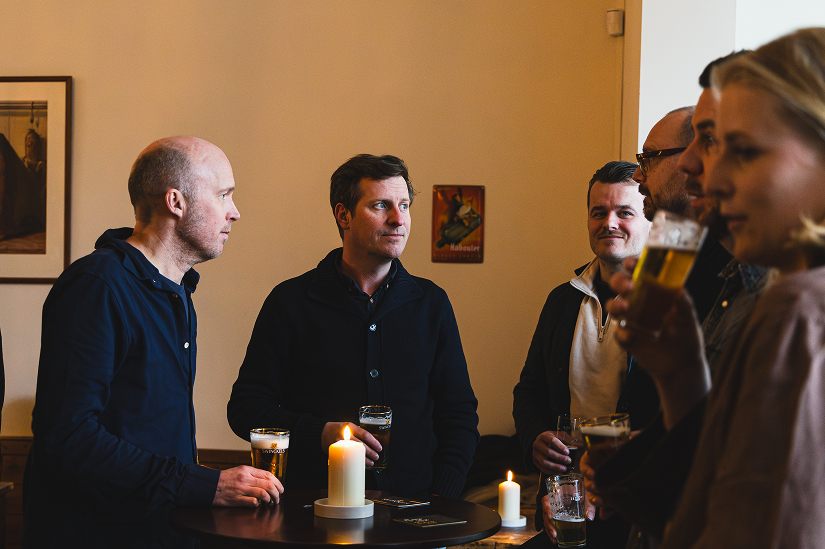 Tervrede mannen met pilsjes